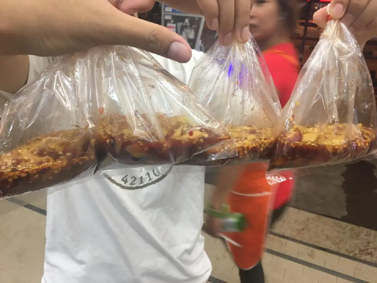 เอาเปรียบชัดชัด!!! หนุ่มสุดเซ็ง โพสท์ฉะร้านส้มตำในอำนาจเจริญ สั่งซื้อเป็นพันบาท แต่เจอปริมาณแต่ละถุงแบบนี้มันรับไม่ได้