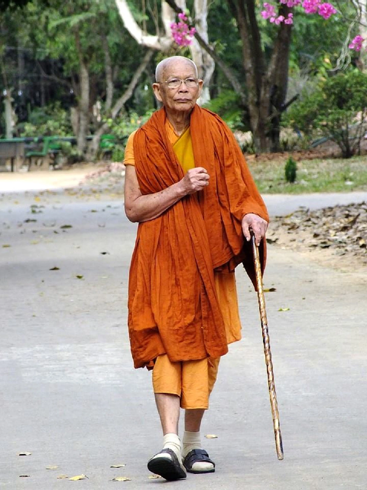 อัศจรรย์! ตอกย้ำคำครูบาอาจารย์ "ในหลวงร.9คือพระโพธิสัตว์" แชร์ทั่วโซเชียล พระบรมโกศคล้ายพระพุทธทรงเครื่องจักรพรรดิ