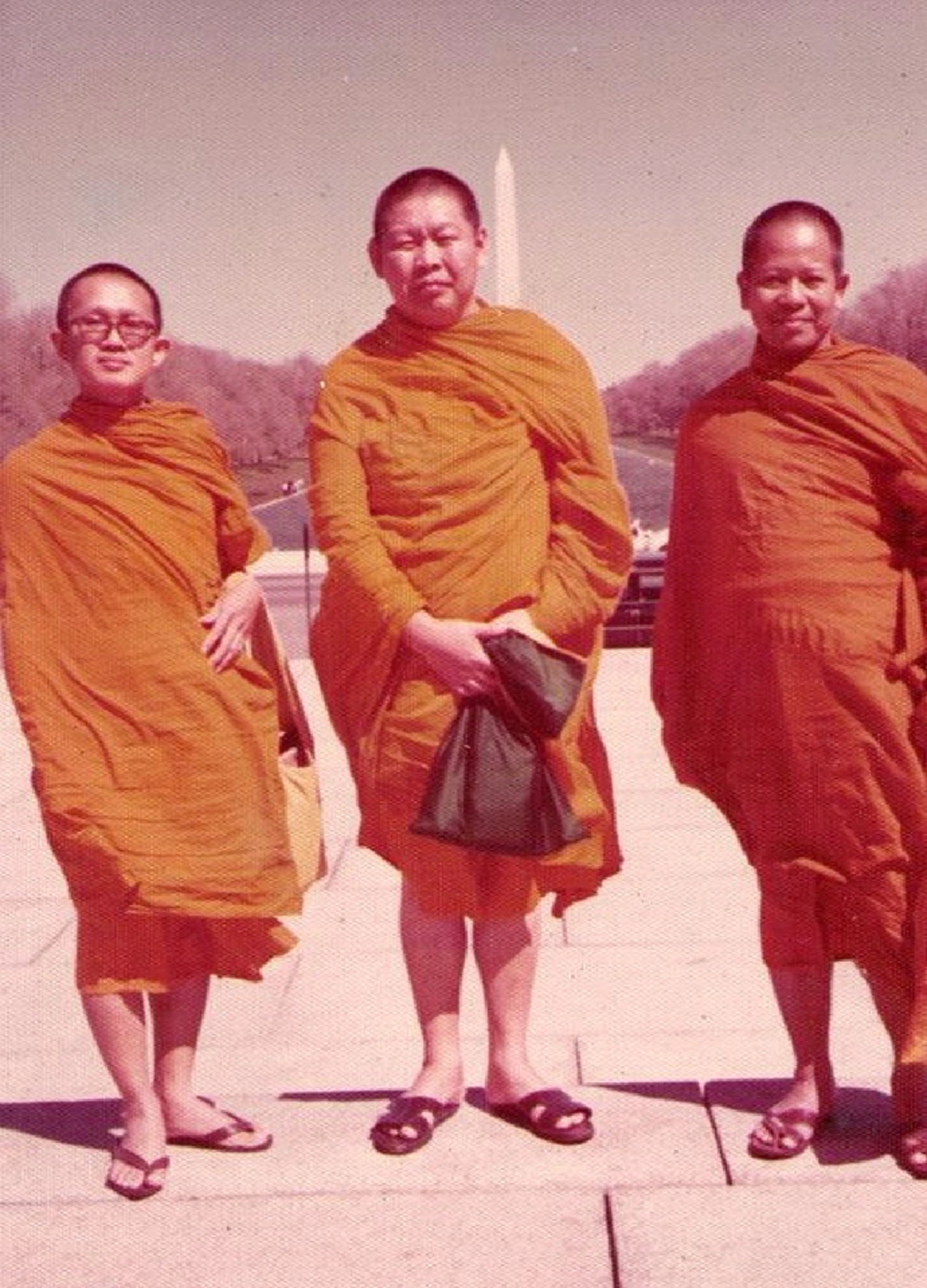 ภาพเก่า...เล่าความหลัง!! เมื่อครั้ง "สามสมเด็จ" ยังเป็นพระหนุ่ม... รอนแรมไปปฏิบัติภารกิจ... ใช้ชีวิตกินนอนด้วยกันในอเมริกา!!