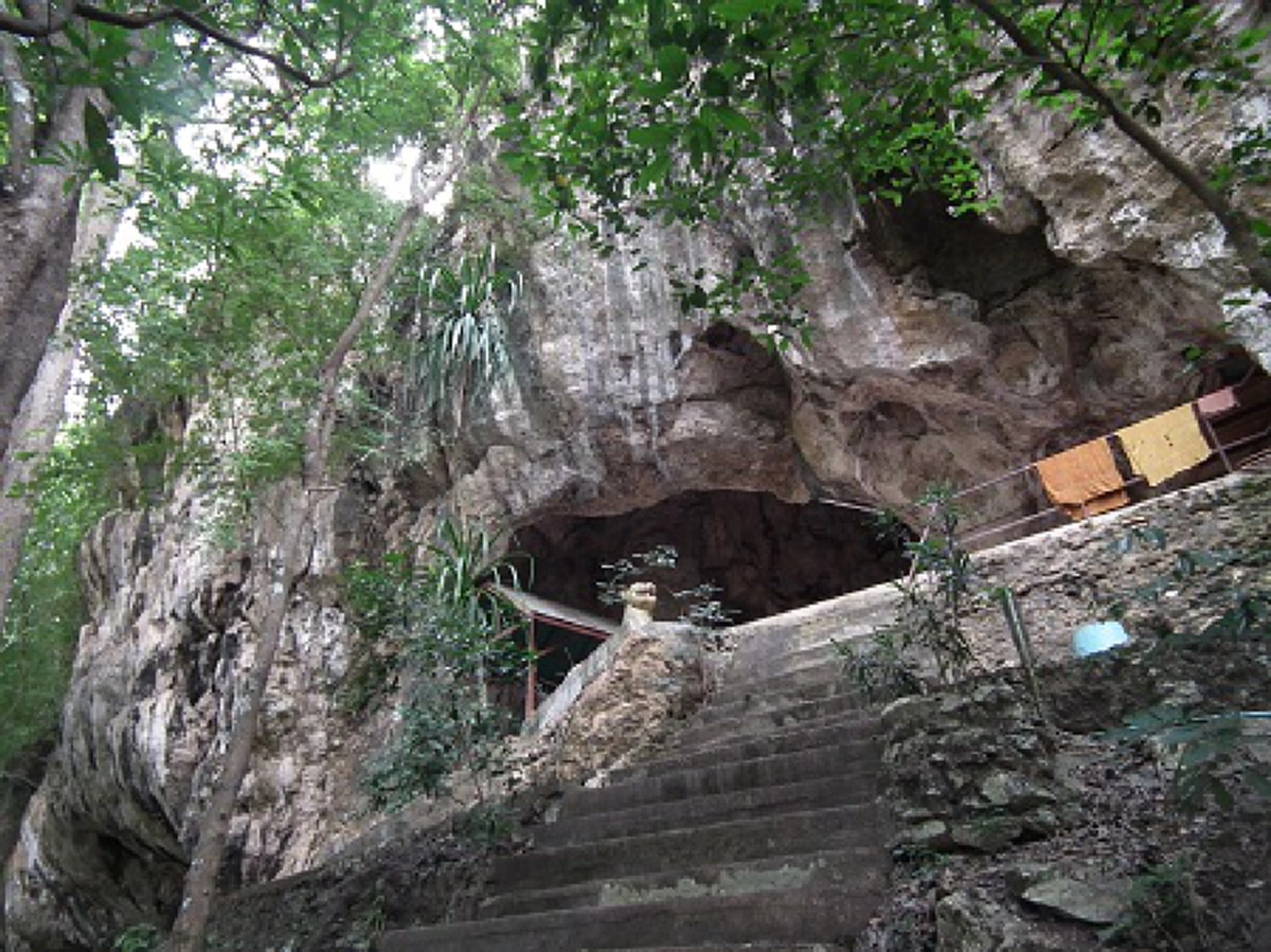 "หลวงปู่ดูลย์" ผู้คลี่คลายปริศนา "อาถรรพ์ถ้ำผาบิ้ง"!! กลุ่มควันดำที่พวยพุ่งสู่ท้องฟ้า ตามมาด้วยเสียงพิณพาทย์บรรเลงกระหึ่ม ...คืออะไรแน่?!