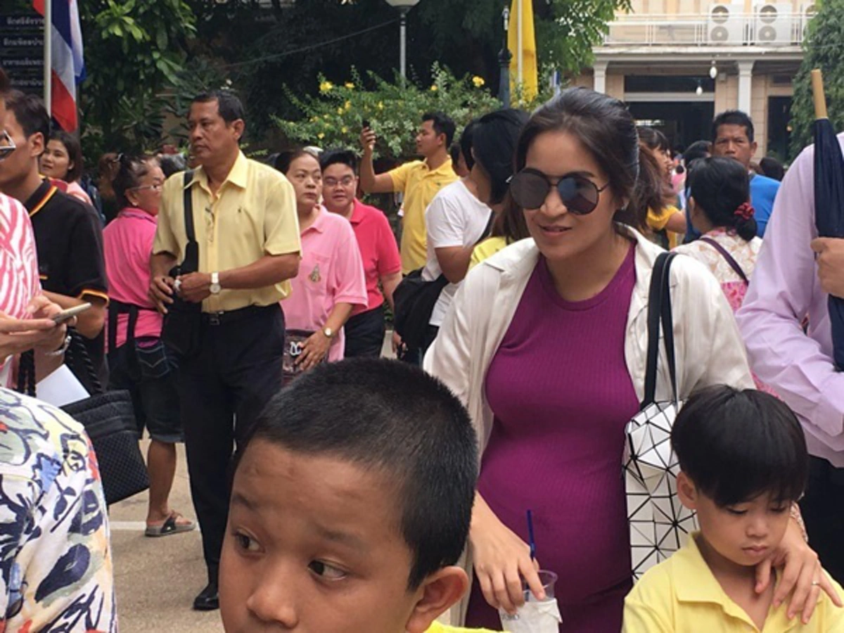 "จูน กษมา" ภรรยา "เปิ้ล นาคร" พาน้องออก้า ลูกชาย ร่วมสวดมนต์ถวายในหลวง ขอคนไทยร่วมใจเป็นหนึ่งเดียว!!!