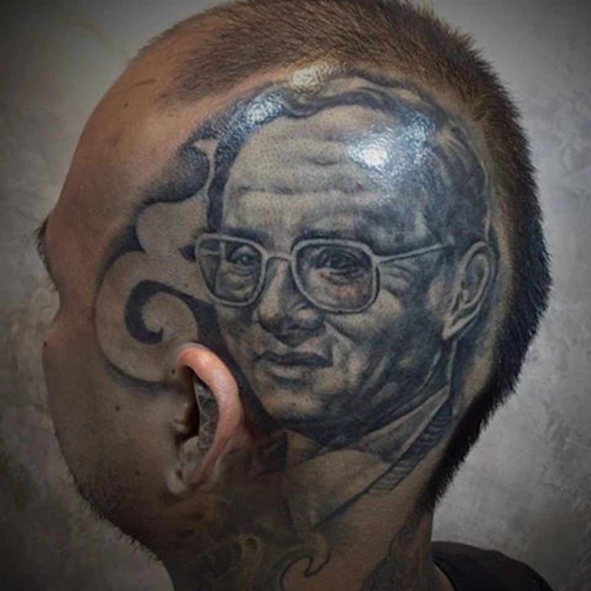 ต่างชาติทึ่ง!!! BBC ตีข่าวคนไทยต่างพากันไปสักรอยสักในหลวง ร.9 เพื่อแสดงออกถึงความจงรักภักดีและความภูมิใจที่ได้เกิดในแผ่นดินของพระองค์