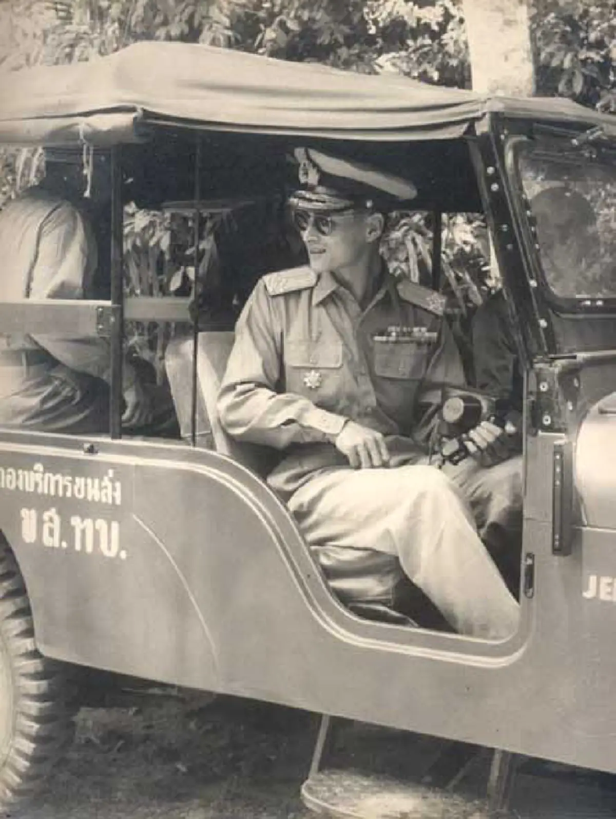 เมื่อครั้งในหลวงทรงขับรถยนต์ติดไฟแดง....แล้วโดนบีบแตรไล่!...ที่สุดของต้นแบบพ่อหลวงของชาวไทย...ขอพระองค์ทรงพระเจริญ