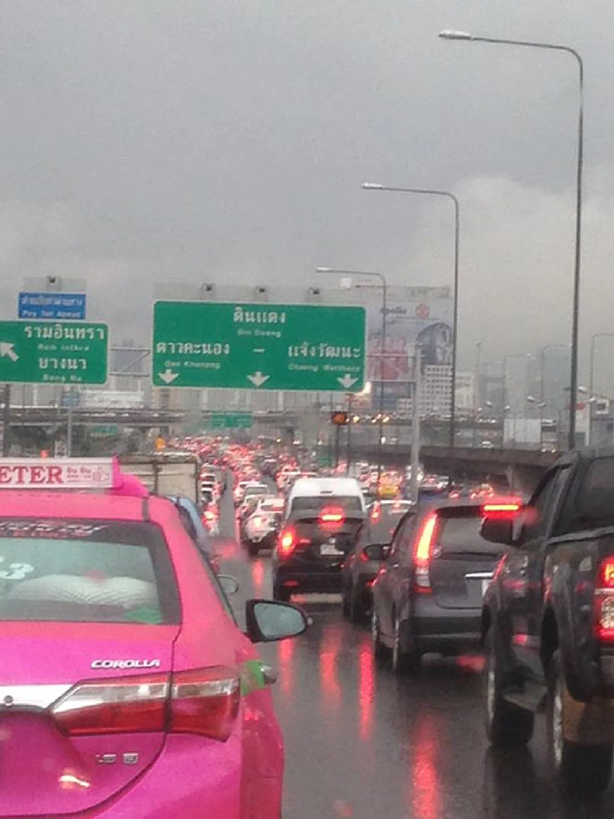 กรมอุตุฯ เตือนภายใน 24 ชั่วโมงข้างหน้า 10 จังหวัด ฝนชุกหนาแน่น กทม. ฝนฟ้าคะนอง 80% 