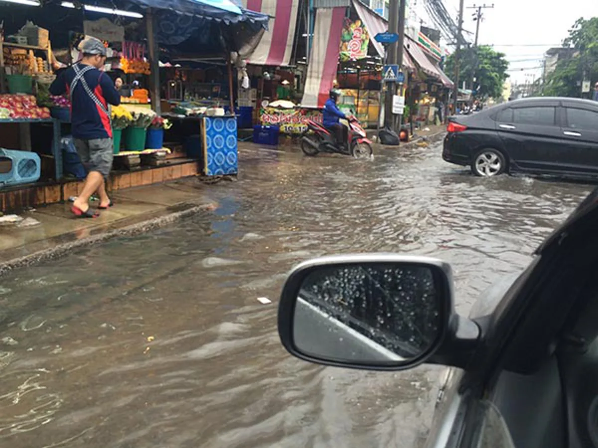 กรมอุตุฯ เตือนภายใน 24 ชั่วโมงข้างหน้า 10 จังหวัด ฝนชุกหนาแน่น กทม. ฝนฟ้าคะนอง 80% 