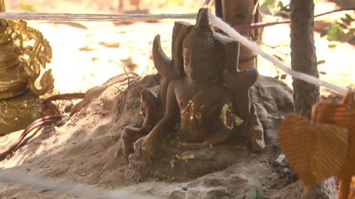 ชาวบ้านสุดฮือฮา แห่กราบไหว้ พระพุทธรูป โผล่จากดินบนจอมปลวก ให้เลขกันจะๆ คอหวยรอเฮ !! (รายละเอียด) 