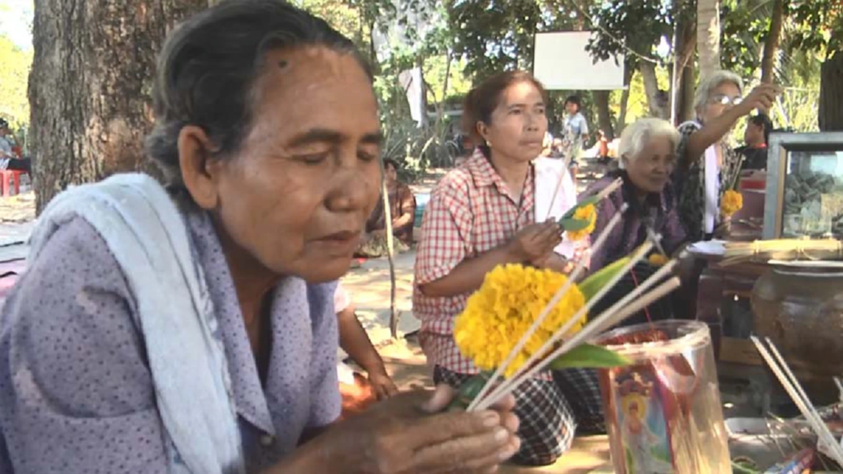 ชาวบ้านสุดฮือฮา แห่กราบไหว้ พระพุทธรูป โผล่จากดินบนจอมปลวก ให้เลขกันจะๆ คอหวยรอเฮ !! (รายละเอียด) 