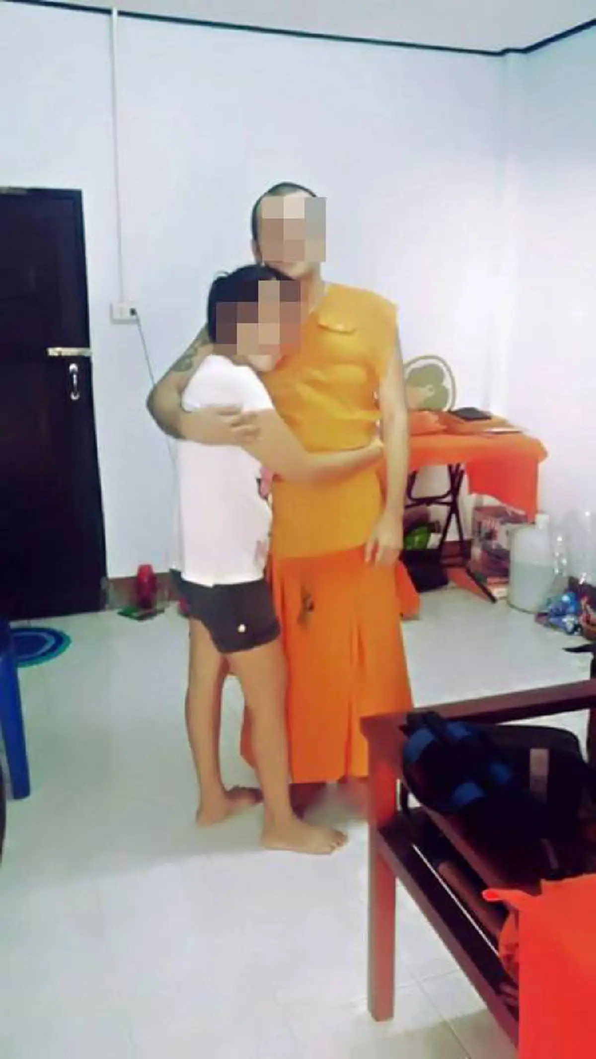 มารผ้าเหลือง!!! ชิงสึกหนีหาย หลังภาพ "กอดจูบสีกา" แชร์ว่อนเน็ต พบเป็นพระวัดดังในจ.กระบี่!!!