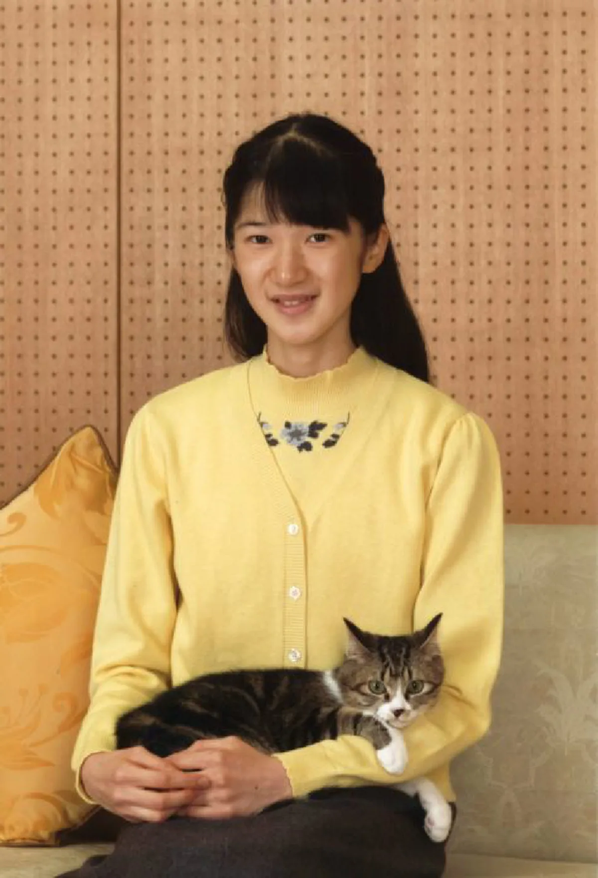 ทรงสิริโฉมยิ่ง..เจ้าหญิงไอโกะ พระธิดาในมกุฏราชกุมารแห่งญี่ปุ่น ทรงฉายรูปกับแมวน้อย โอกาสวันคล้ายวันประสูติครบ 15 ชันษา