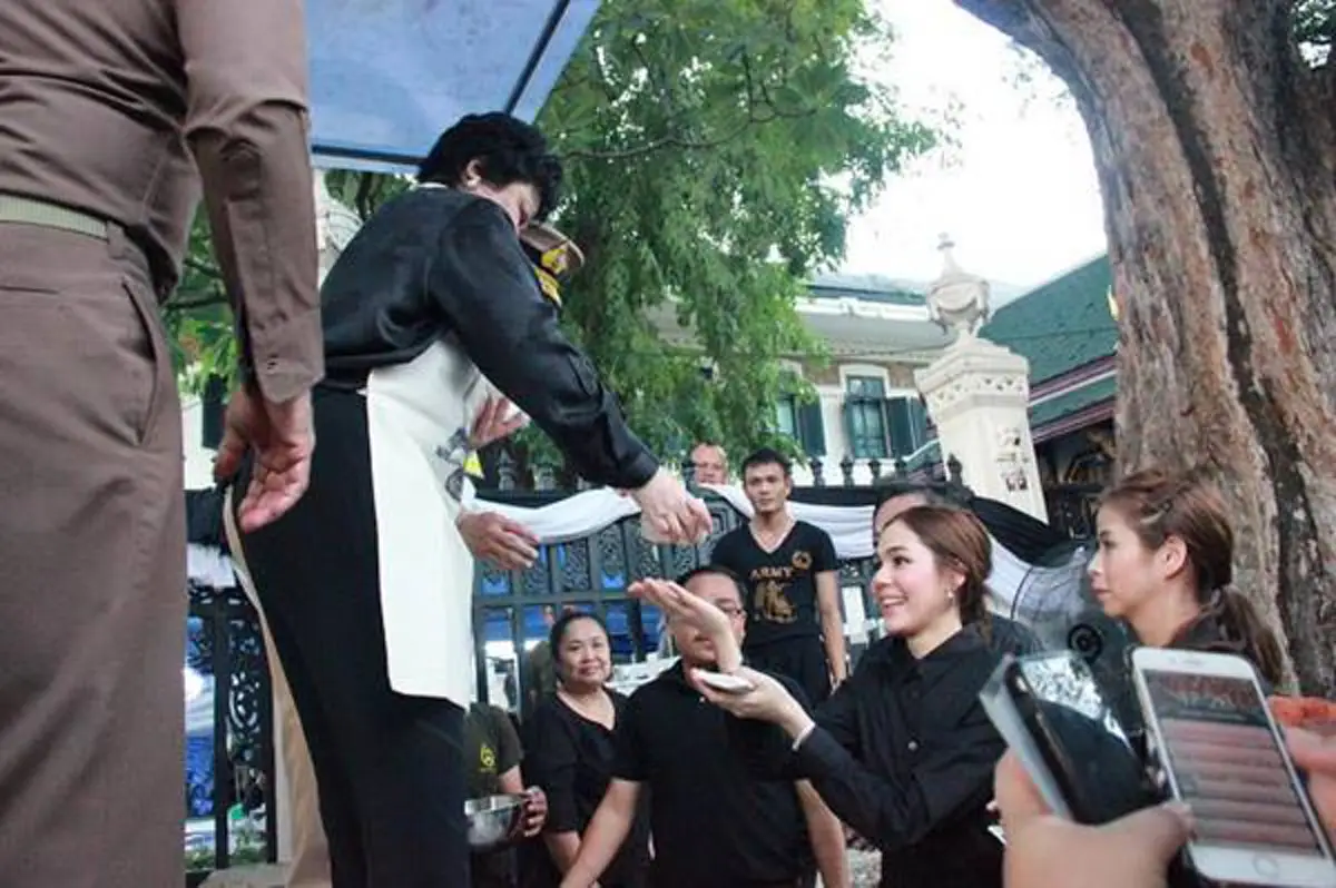 สุดปลื้มปิติ!!! "ชมพู่ อารยา" นำเสื้อโครงการย้อมผ้าเพื่อเพื่อน ถวาย "พระองค์โสมฯ" ทรงประทานไก่ทอดเป็นการตอบแทน 