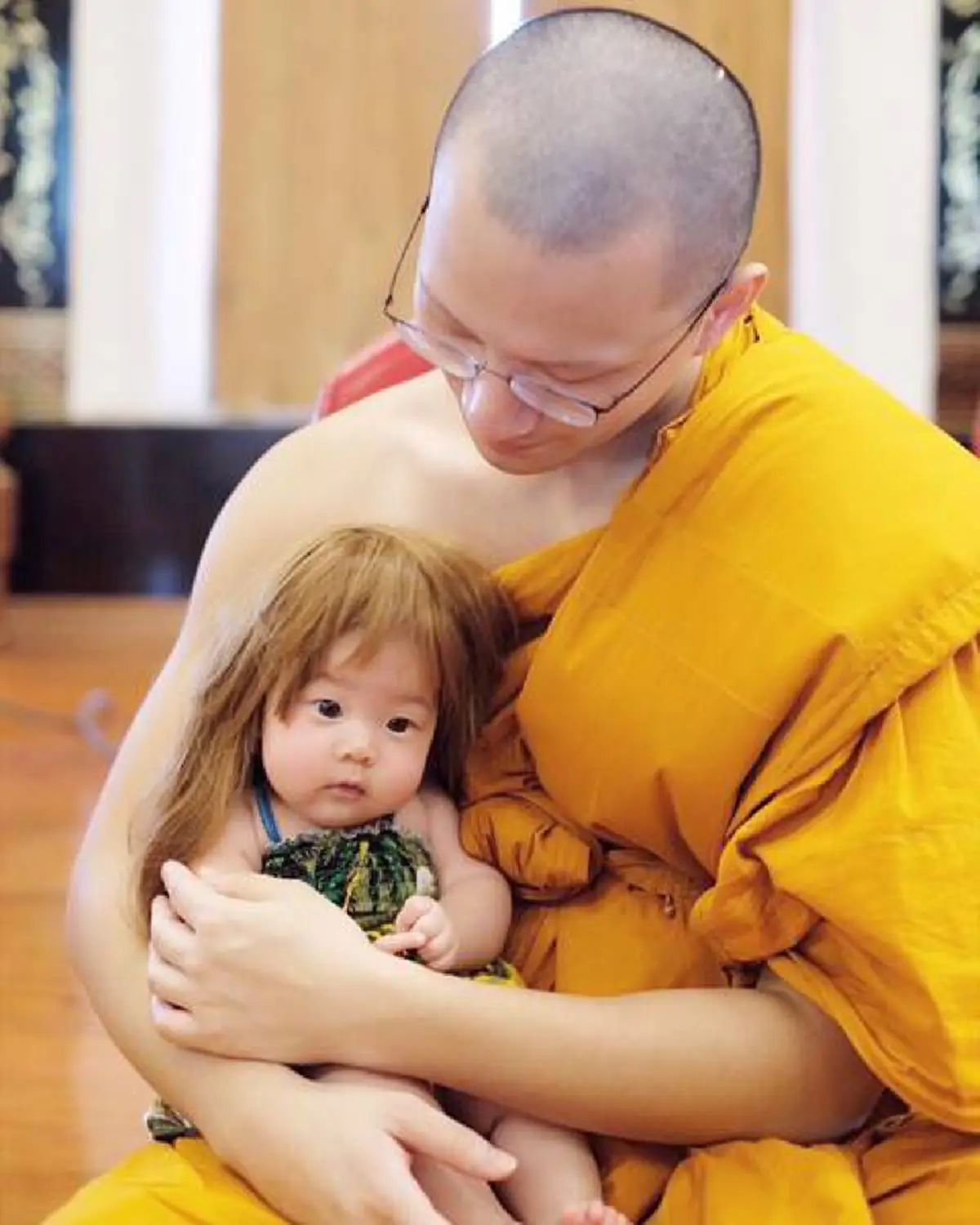 แค่ขยับตัวก็เป็นข่าว!!! หลังโซเชียลถกสนั่น พระดังเผย "พระบี้" อุ้มลูกสาว "น้องเป่าเปา" อาบัติจริง แต่มองเป็นเรื่องน่าเอ็นดู