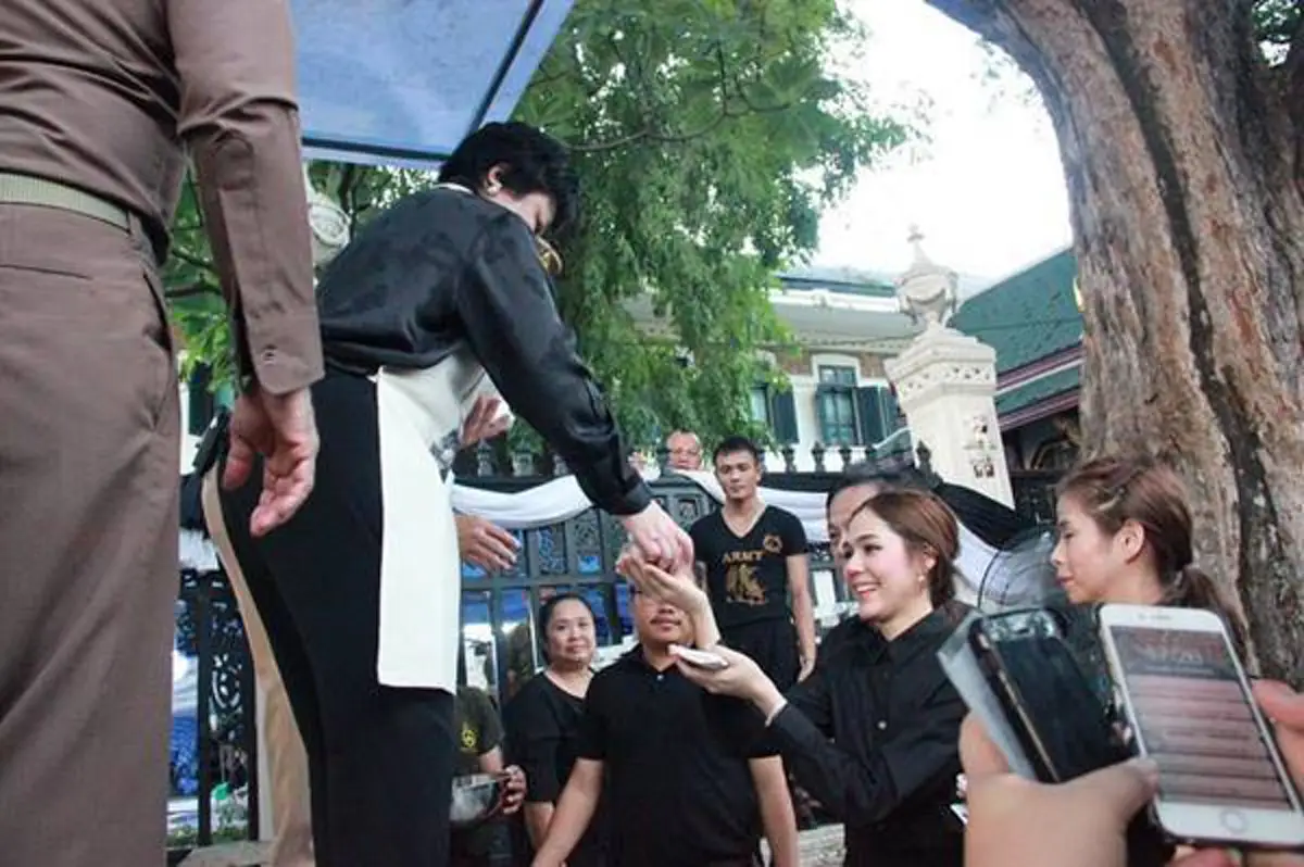 สุดปลื้มปิติ!!! "ชมพู่ อารยา" นำเสื้อโครงการย้อมผ้าเพื่อเพื่อน ถวาย "พระองค์โสมฯ" ทรงประทานไก่ทอดเป็นการตอบแทน 