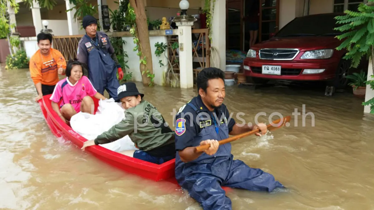ทุกช็อตทุกภาพจริง!!! ชาวเมืองเพชรฯ เปิดใจทุกข์หนักน้ำท่วม ขณะน้ำใจหลั่งไหลช่วยเหลือสุดกำลัง-ชลประทานยันสถานการณ์ค่อยๆ ดีขึ้น (มีภาพ-คลิป) !!