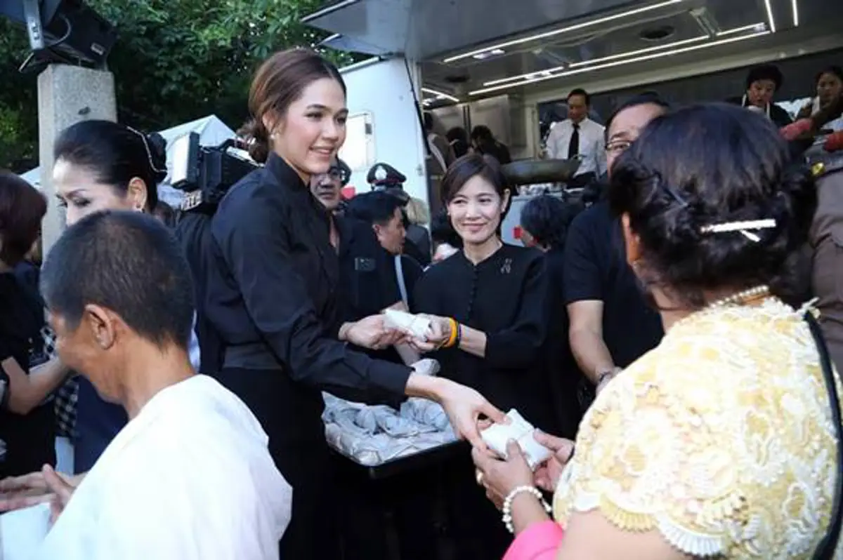 สุดปลื้มปิติ!!! "ชมพู่ อารยา" นำเสื้อโครงการย้อมผ้าเพื่อเพื่อน ถวาย "พระองค์โสมฯ" ทรงประทานไก่ทอดเป็นการตอบแทน 