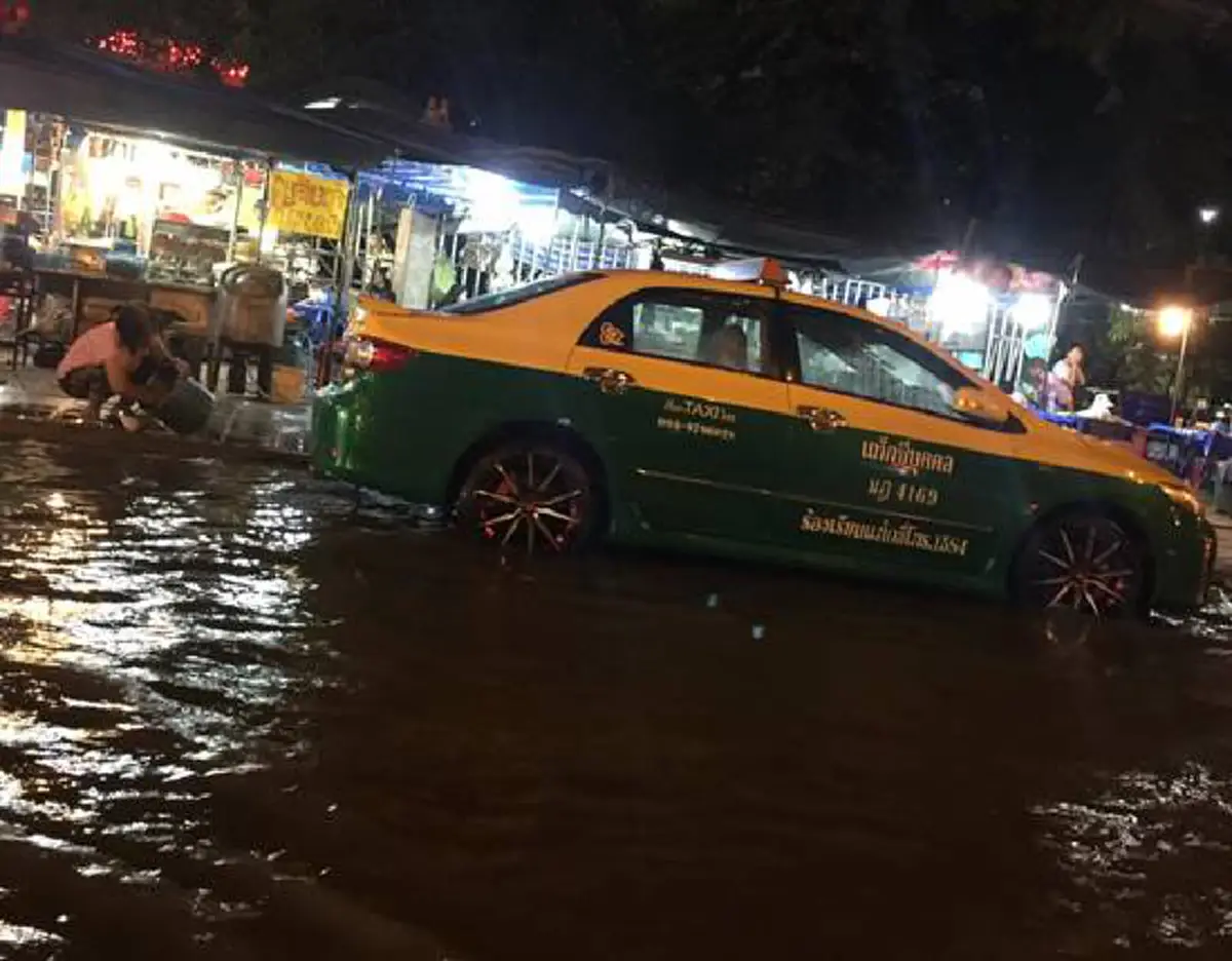 เข้าใจผิด?? "ป้าเจ้าของร้านก๋วยเตี๋ยว" ออกโรงปฏิเสธ หลังมีคลิปใช้น้ำท่วมล้างหม้อ บอกเครียดมาก เพราะไม่ได้ทำ???