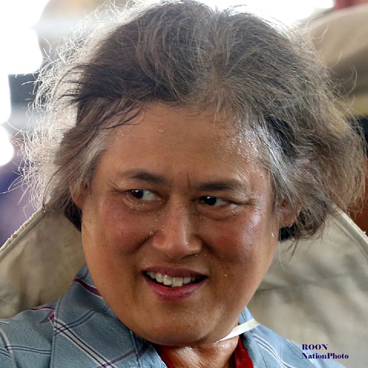 "รอยแย้มพระสรวลที่เปี่ยมด้วยพระเมตตา...แม้พระพักตร์จะเปียกชุ่มด้วยพระเสโท"...เมื่อครั้งเสด็จพระราชกรณียกิจจังหวัดชายแดนภาคใต้ 