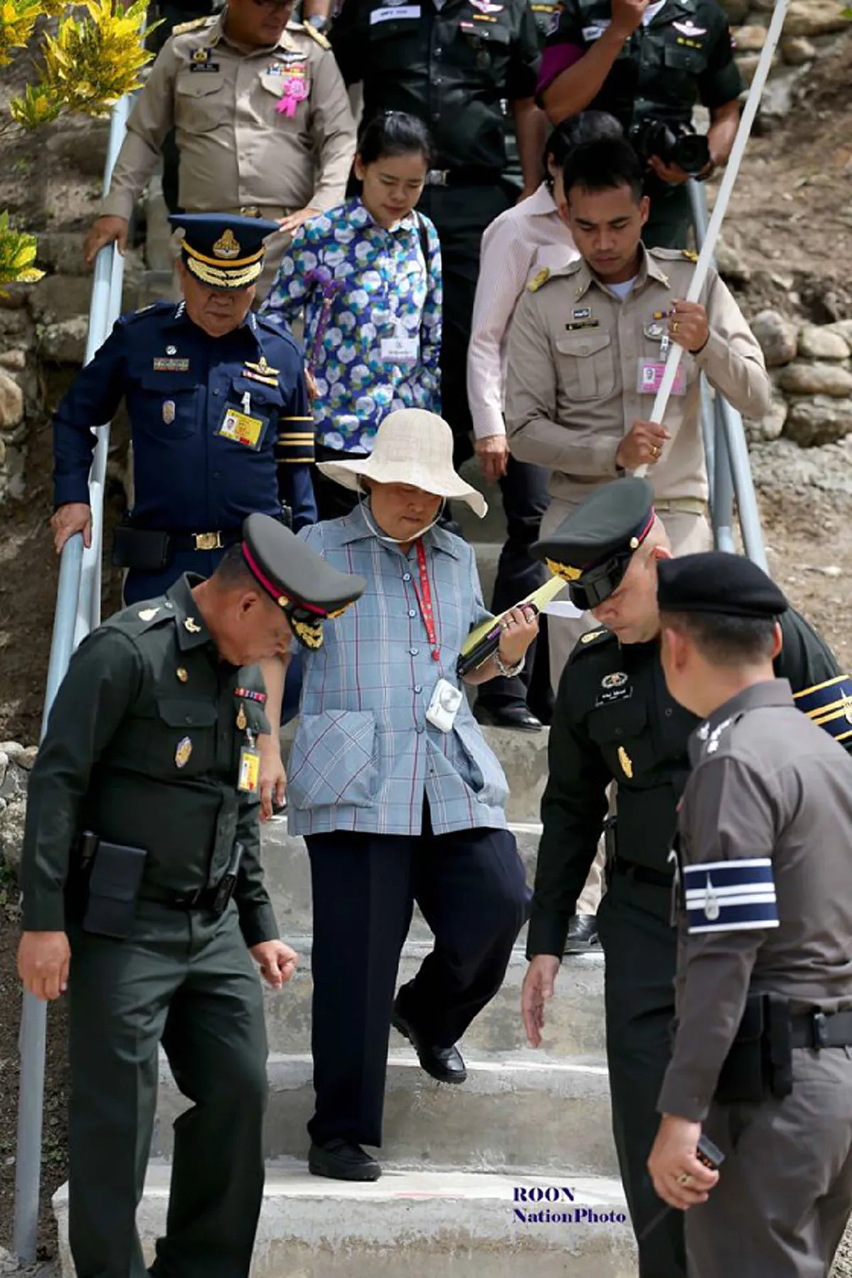 "รอยแย้มพระสรวลที่เปี่ยมด้วยพระเมตตา...แม้พระพักตร์จะเปียกชุ่มด้วยพระเสโท"...เมื่อครั้งเสด็จพระราชกรณียกิจจังหวัดชายแดนภาคใต้ 