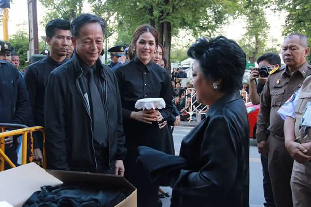 สุดปลื้มปิติ!!! "ชมพู่ อารยา" นำเสื้อโครงการย้อมผ้าเพื่อเพื่อน ถวาย "พระองค์โสมฯ" ทรงประทานไก่ทอดเป็นการตอบแทน 