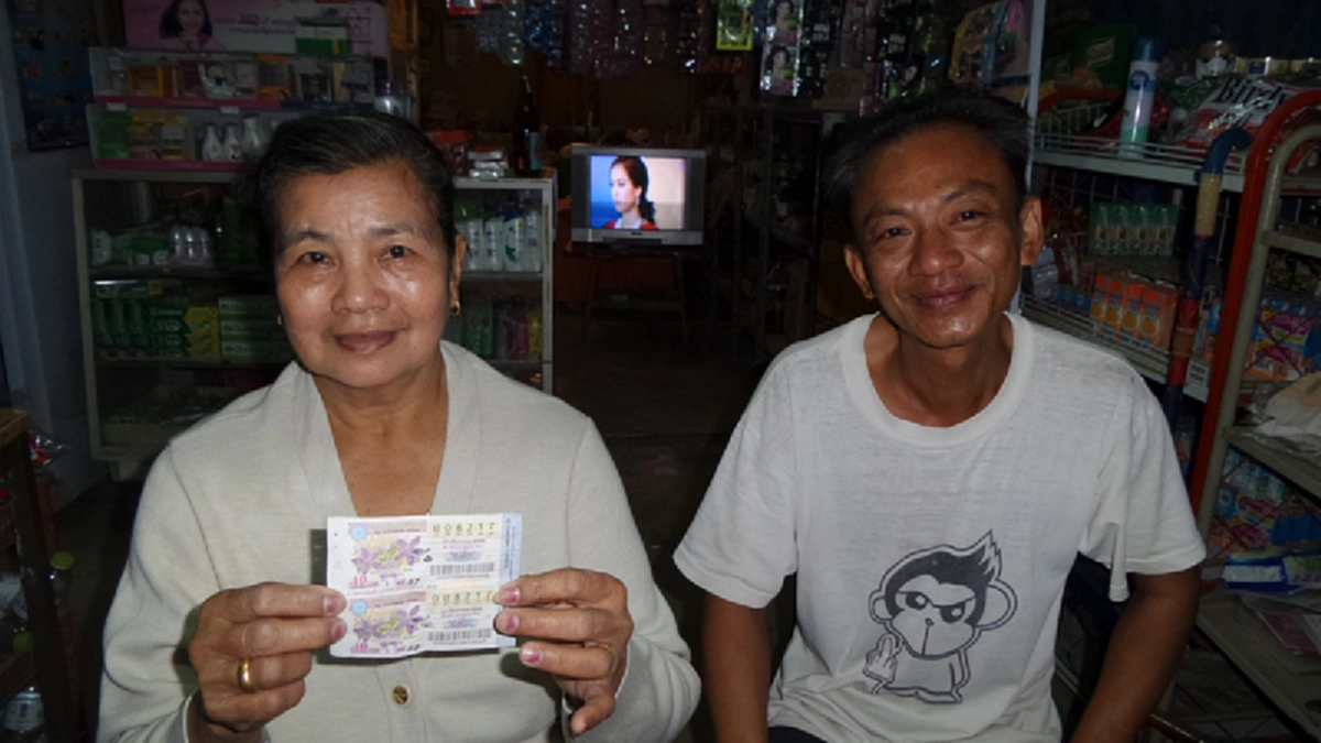 โคตรมหาเฮง!!! ชาวหนองบัวลำภูถูกรางวัลที่ 1รวดเดียว 5 คน รวยเละส่งท้ายปี (ชมภาพ)