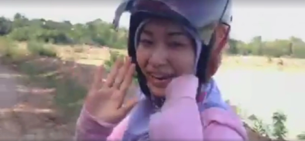 คนดีต้องชื่นชม!! โซเชียลแชร์คลิปนิสิตพยาบาลสาวบุรีรัมย์ขี่จยย.ลุยหลุมถนนตระเวนเยี่ยมคนไข้นอกพื้นที่ งานนี้บอกเลยใจไม่รักพออาจยอมท้อถอย