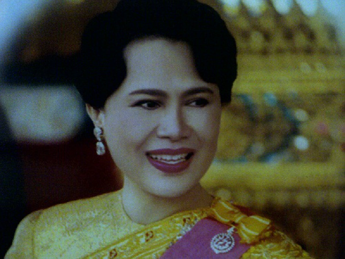 เมื่อสมเด็จพระราชินีทรงห่วงใย!! "บาปหรือไม่...ที่แนะนำให้ชาวบ้านปลูกหม่อนเลี้ยงไหมทอผ้า?" ... หลวงปู่เหรียญจึงถวายคำตอบที่ช่วยให้ทรงคลายกังวล!!