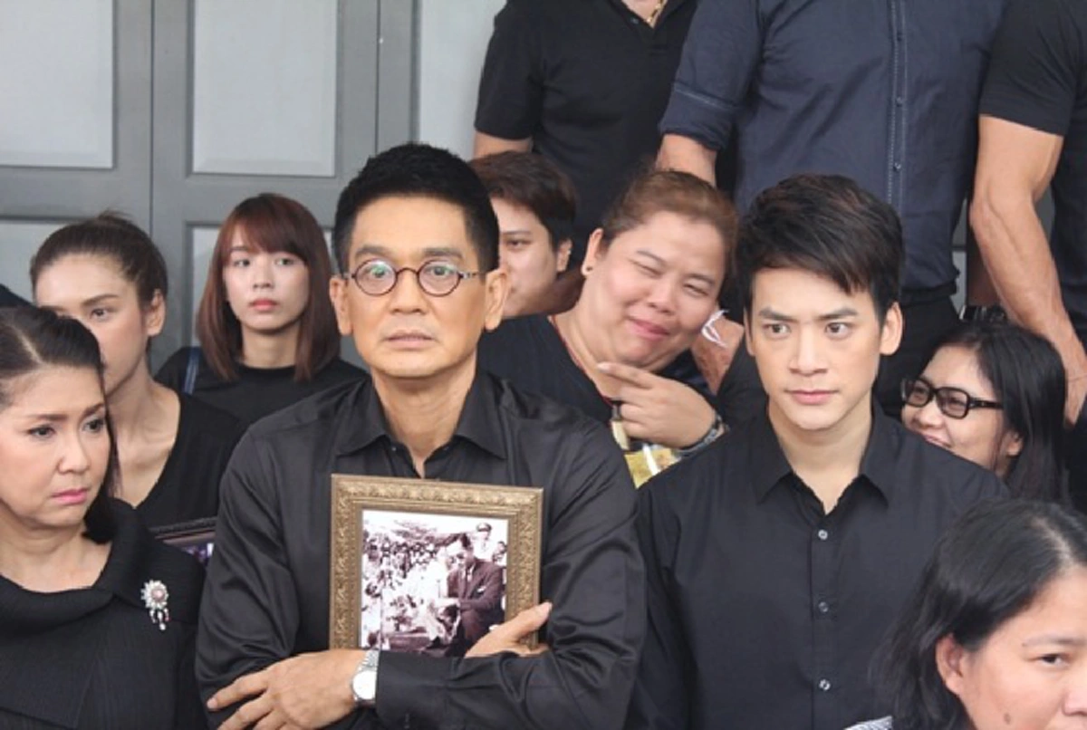 ขนลุกน้ำตาไหล!!! ในฉากจำลองเหตุการณ์ "วันที่คนไทยหัวใจสลาย" นักแสดงน้ำตาท่วม ในละครเทิดพระเกียรติ "เราเกิดในรัชกาลที่๙"