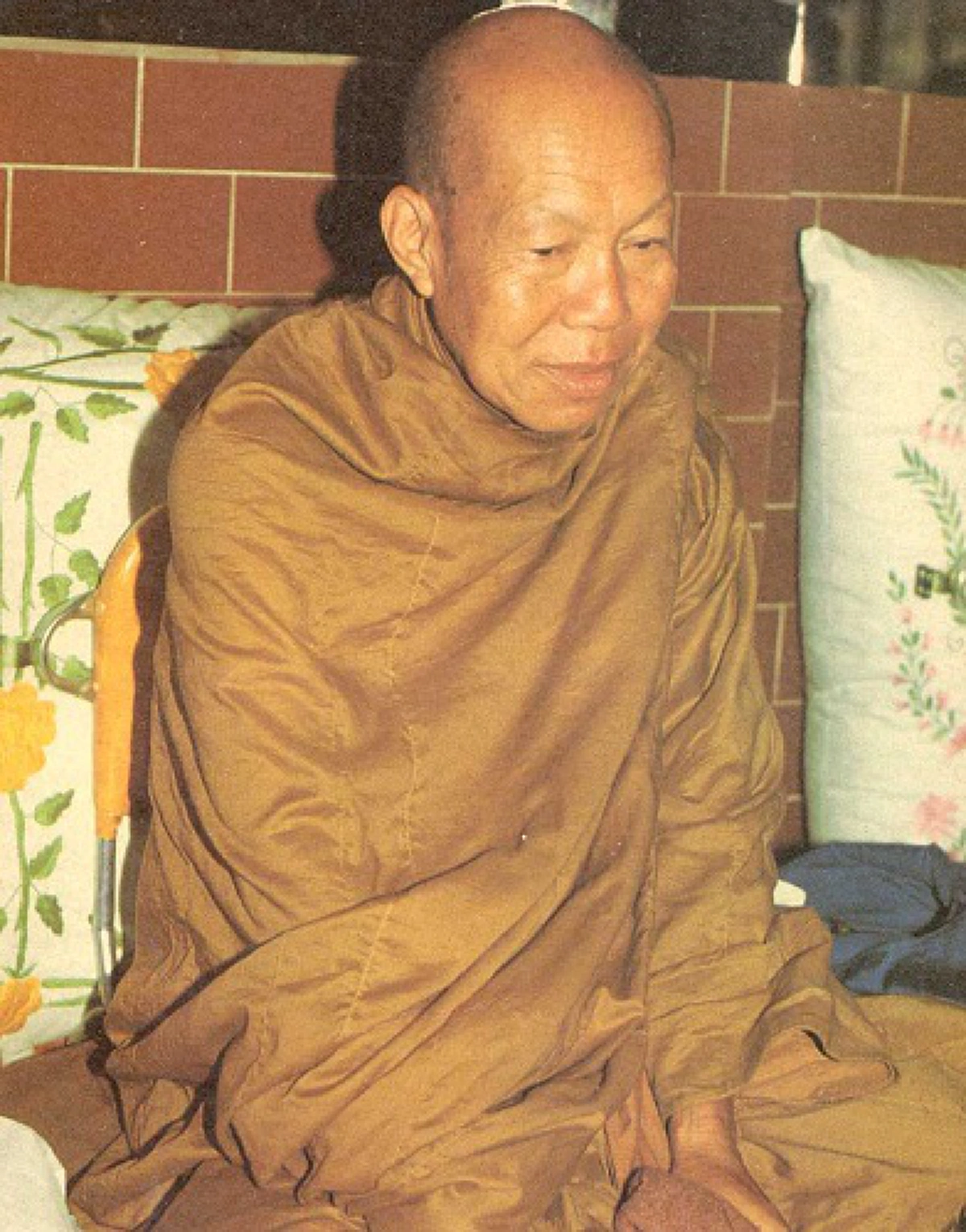 เมื่อสมเด็จพระราชินีทรงห่วงใย!! "บาปหรือไม่...ที่แนะนำให้ชาวบ้านปลูกหม่อนเลี้ยงไหมทอผ้า?" ... หลวงปู่เหรียญจึงถวายคำตอบที่ช่วยให้ทรงคลายกังวล!!