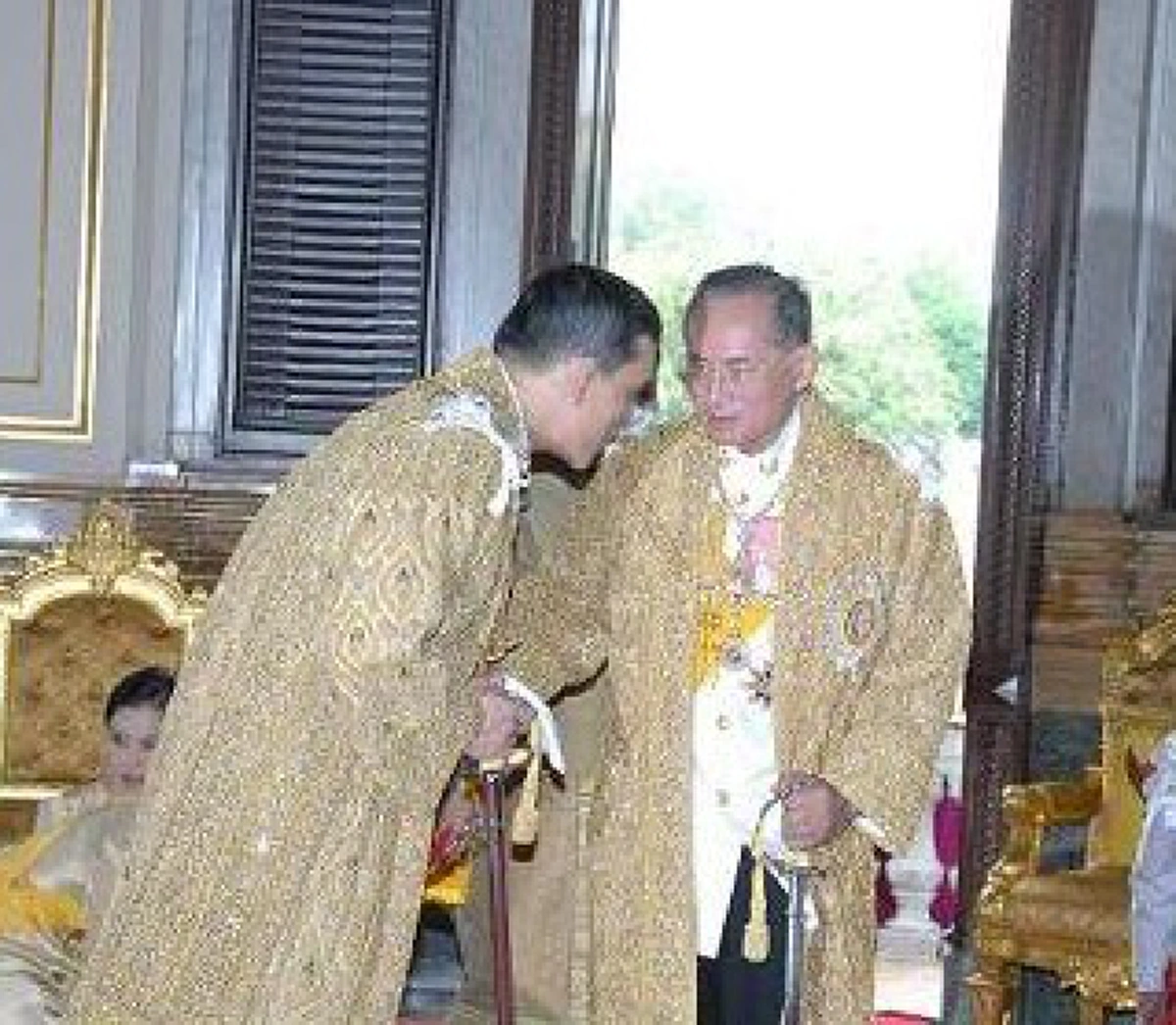 ไม่มีเสมอเหมือนในโลกนี้!! "นายกฯประยุทธ์" ย้ำคนไทย "ในหลวงรัชกาลที่9" อยู่ในหัวใจ ขอน้อมถวายภักดี "รัชกาลที่10" สืบต่อไป