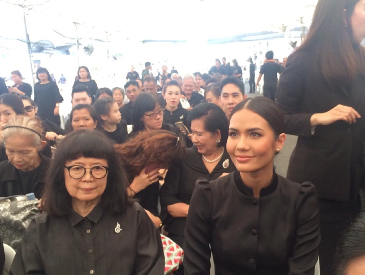 "น้ำตาล ชลิตา"  Miss Universe Thailand 2016 ในชุดไทยจิตรลดา เดินทางเข้ากราบถวายบังคม พระบรมศพ ในหลวง ร.9 (มีภาพ+คลิป)