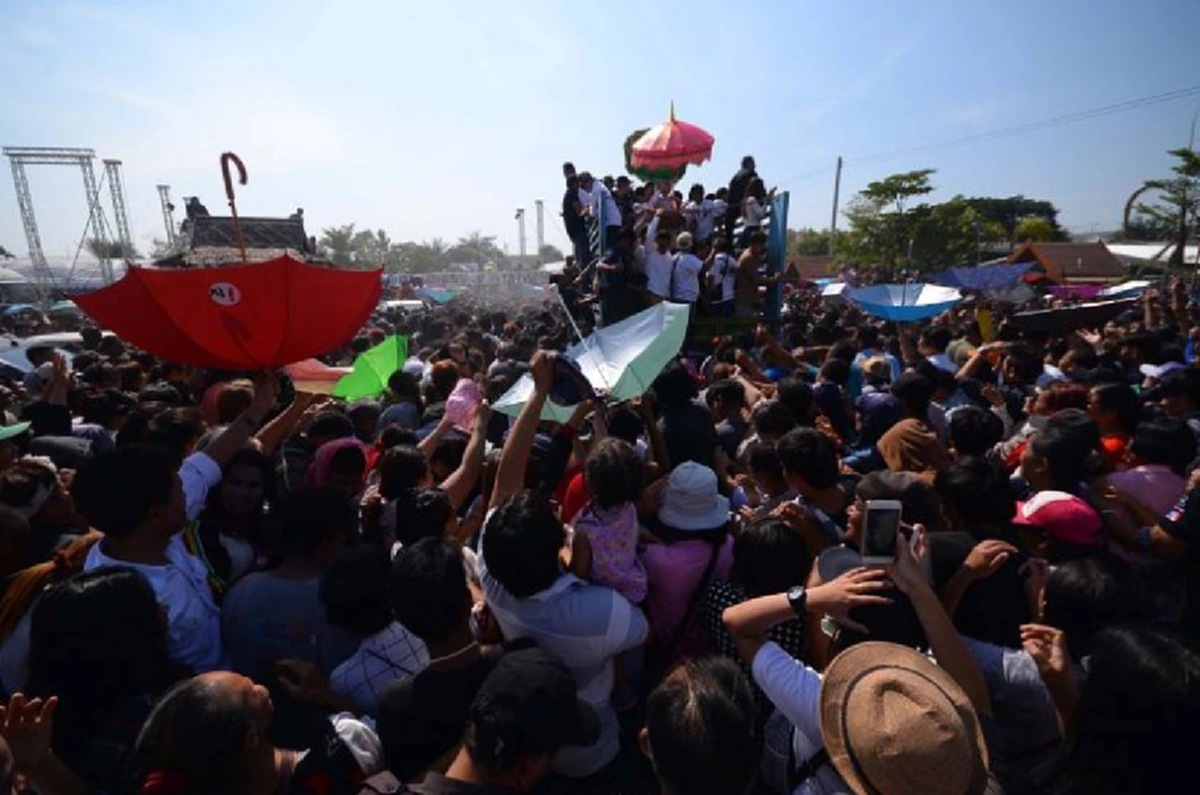 สุดๆ..สมการรอคอย!!! "ลิเกศรราม"ขึ้นรถ 10 ล้อแห่นาคเข้าโบสถ์พร้อมโปรยทานเงินสดๆ 4 แสน อื้ออึ้งมีคนโชคดีหยิบแบงก์พันบาทติดไม้ติดมือกลับบ้านด้วย (ชมคลิปนาทีตื่นเต้น)