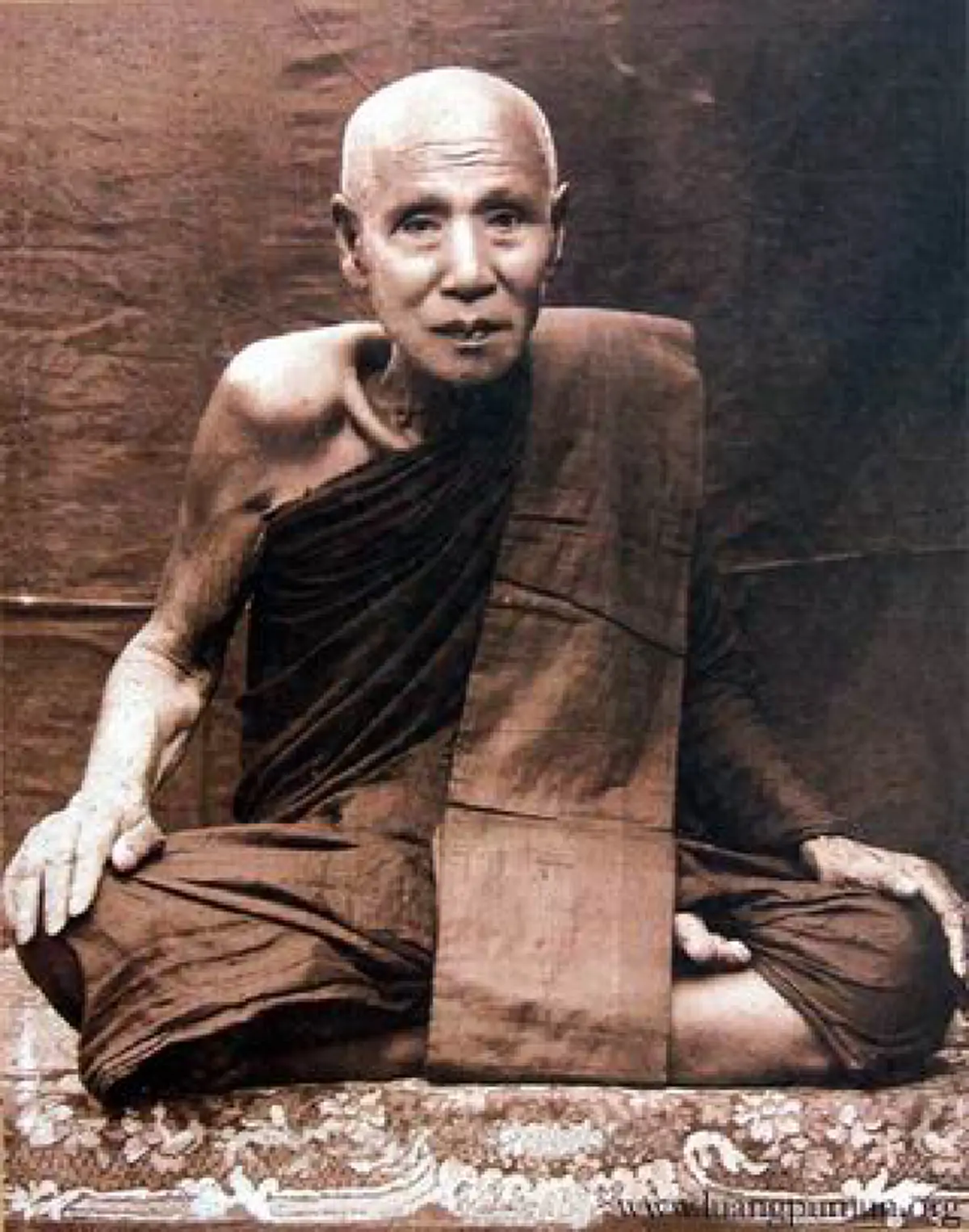 ขบวนผ้าป่าคว่ำ!! เมื่อคาราวานแสวงบุญจากกรุงเทพฯ รอนแรมเดินทางไกลไปถึงอีสาน ... เจอหลวงปู่เสาร์เทศน์ประโยคเดียวจบข่าว!!