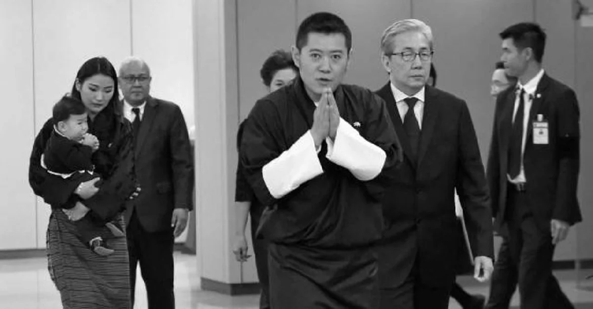 สมเด็จพระราชาธิบดีจิกมี  ถวายพระเกียรติสูงสูด "ในหลวงรัชกาลที่ 9 " เสด็จฯถึงไทยแล้วเพื่อทรงร่วมพระราชพิธีบำเพ็ญพระราชกุศลพระบรมศพ 