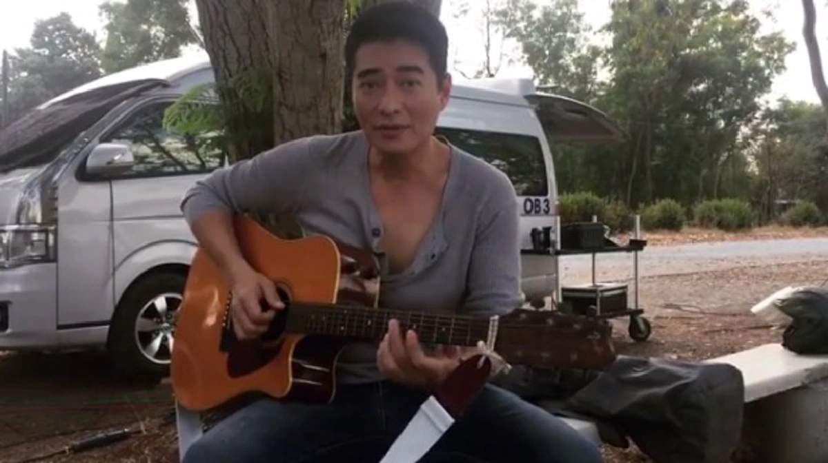 กรี๊ดสลบ 3 ตลบ..ตลกยังหล่อ!!! FC ฟินกระจายเมื่อ "ก้อง สหรัถ " โชว์กีตาร์ร้องเพลงพร้อมฉีกยิ้มอบอุ่น..เพียงชายคนนี้ไมใช่ผู้วิเศษ