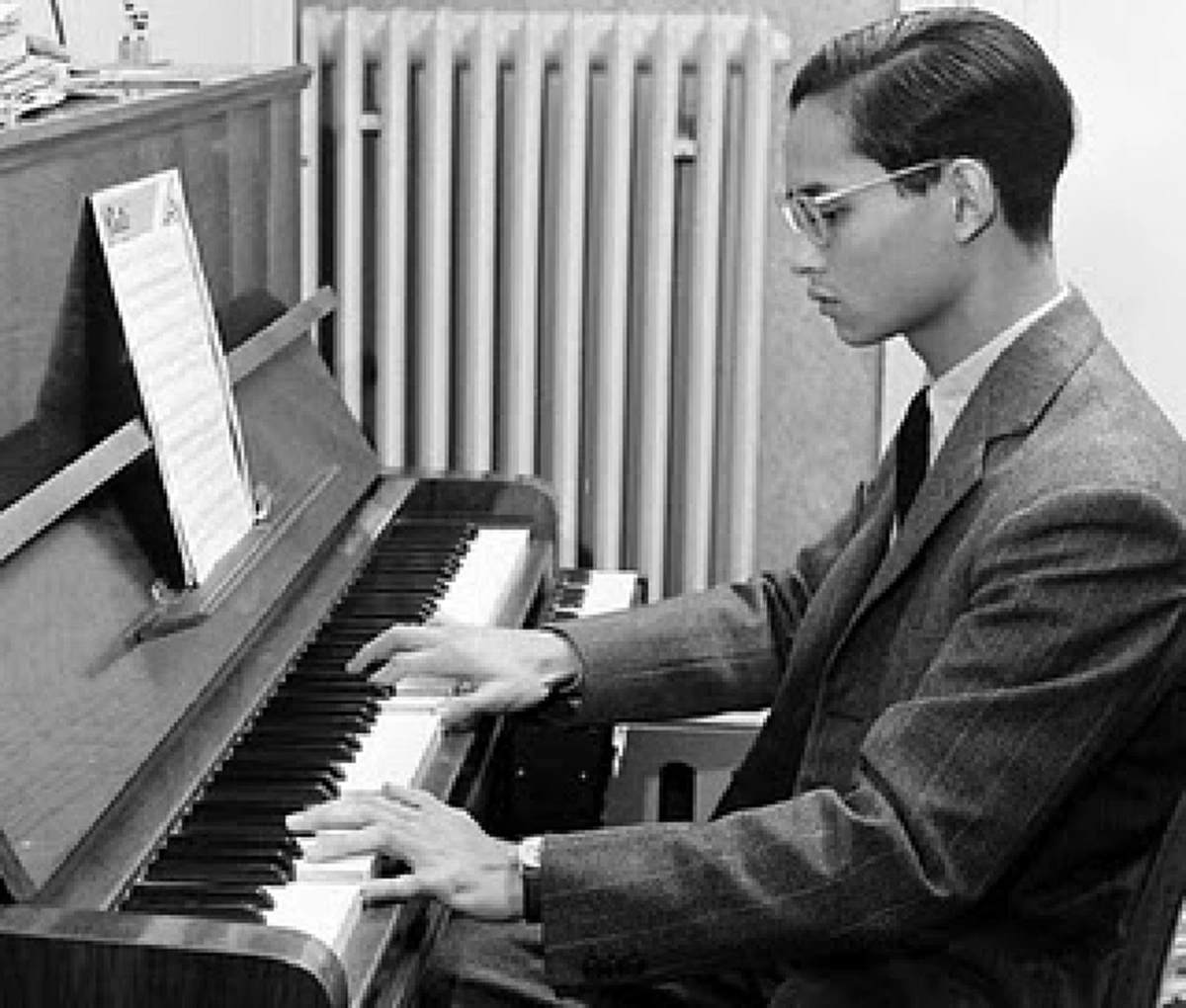 ยูงทอง...เพลงพระราชนิพนธ์ พระราชทาน มหาวิทยาลัยธรรมศาสตร์...เรื่องที่เรา(อาจ)ไม่เคยรู้มาก่อน..ขอพระองค์ทรงพระเจริญ