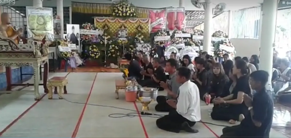 ขนลุกซู่ !! ชมคลิปวินาที น้าสาวทอมตะโกนลั่นกลางงานเผาศพ "มาฆ่ากันทำไม ไม่ได้ทำอะไรให้ ทรมาน เอาให้ตายตามกันไปให้หมด" (มีคลิป) 