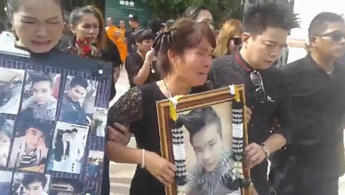 ขนลุกซู่ !! ชมคลิปวินาที น้าสาวทอมตะโกนลั่นกลางงานเผาศพ "มาฆ่ากันทำไม ไม่ได้ทำอะไรให้ ทรมาน เอาให้ตายตามกันไปให้หมด" (มีคลิป) 