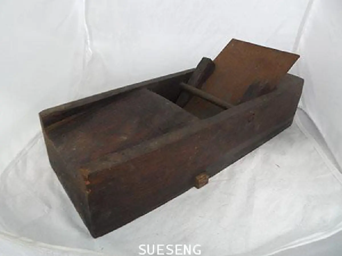 เมื่อสองเกจิดังเจอกัน!!! "หลวงปู่บุญ" "หลวงพ่อแช่ม" ต่างหยอกล้อกันด้วยพลังจิตที่แข็งแกร่ง บังคับกบไสไม้!!! จนพระลูกวัด ต้องยืนอึ้งตะลึง!!