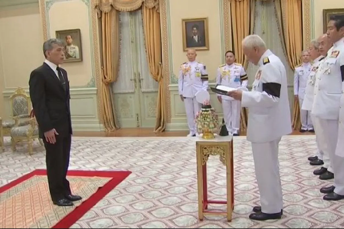 สมเด็จพระเจ้าอยู่หัวทรงขอบใจคณะองคมนตรีมาช่วยงานเพื่อความมั่นคงชาติ  ทรงพระเมตตาล้นพ้นตรัสถึงพล.อ.เปรม "ได้ป๋ามาเป็นประธานก็อุ่นใจแล้ว" #ขอทรงพระเจริญ