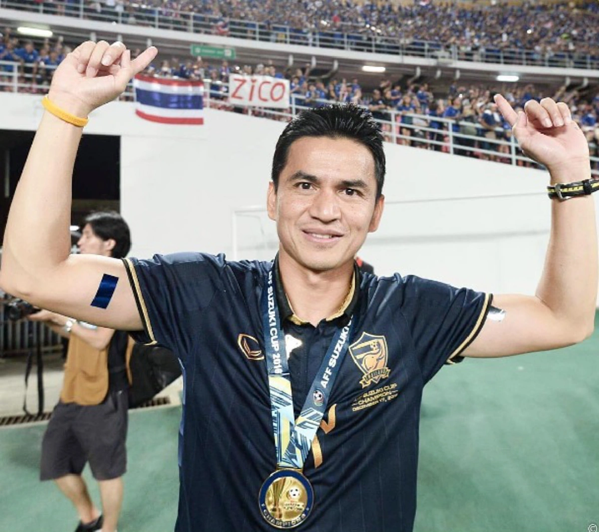 ลึกไม่ลับ..ฉบับแหวกม่าน!!เกิดอะไรขึ้นในสมาคมฟุตบอล แทนที่"บิ๊กอ๊อด" จะมีความสุขกับถ้วย AFF แต่กลับเจอมรสุมพุลไฟแถมด้วยดราม่า "ซิโก้" ถึงขั้นต้องเลื่อนงานเลี้ยงฉลองแชมป์??