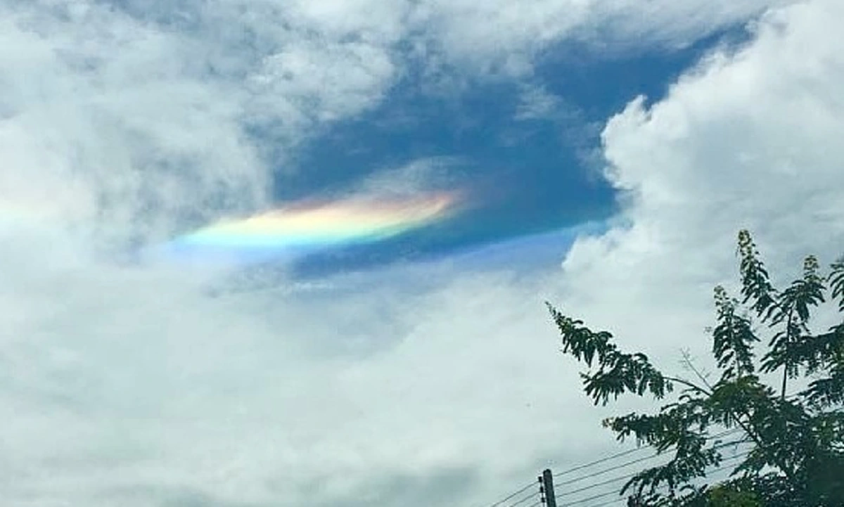 ชาวบ้านตะลึง!! เมฆประหลาดมีสีรุ้ง โผล่เหนือท้องฟ้าเชียงราย เห็นกันหลายอำเภอ ล่าสุดเฉลยแล้วเป็นแบบนี้นี่เอง??(มีภาพ)