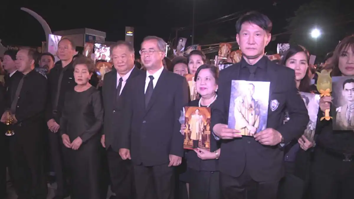 สุดประทับใจ!!หนูน้อยวัย 3 ขวบและชาวสุรินทร์ นับหมื่นๆคนจุดเทียนร้องเพลงสรรเสริญพระบารมีดังกึกก้องเพื่อแสดงความอาลัยในหลวงร.๙(ชมคลิปมุมสูง)