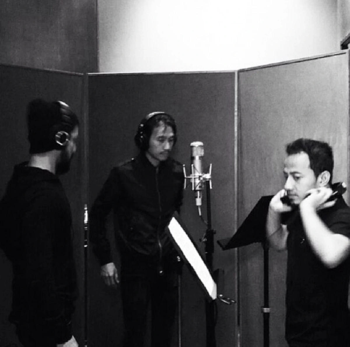 ไม่มีอะไรสำคัญกว่านี้!!! ศิลปินดัง "ตูน Bodyslam+เจ๋ง Big Ass+เมธี Labanoon ทำเพลง "ลูกขอสัญญา" เพื่อถวายองค์พ่อหลวง (ฟังคลิป)