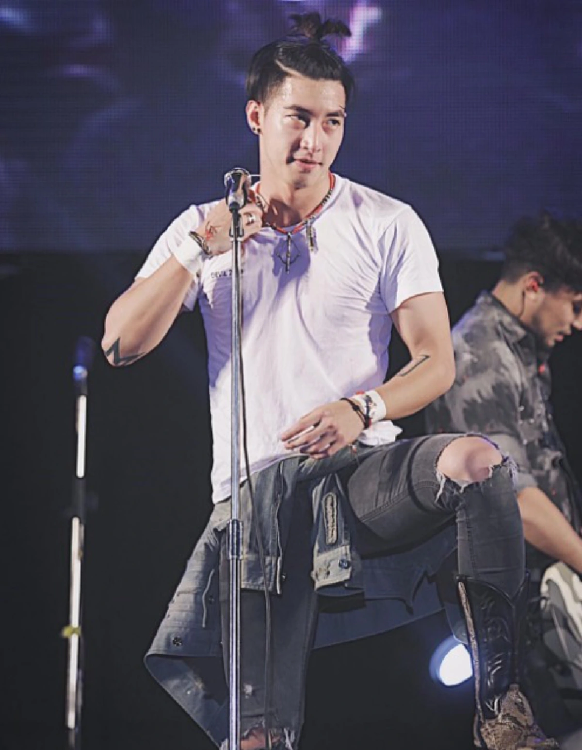 ได้ใจสุดๆ!!! "โตโน่" ทุ่มสุดตัว ลุยน้ำลุยโคลนช่วยชาวนครศรีฯ พร้อมโพสต์ข้อความที่ทำเอาซึ้ง บอกเลยหัวใจนายสุดยอดจริงๆ (มีคลิป)