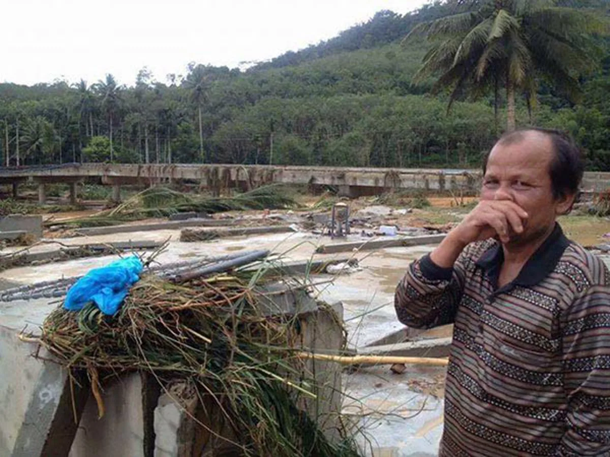 ล้มทั้งยืน!!! ลุงวัย 53 ปีร้องไห้โฮ หลังน้ำท่วมพัดบ้านหายหวับทั้งหลัง ทำชีวิตบันปลายเหลือศูนย์