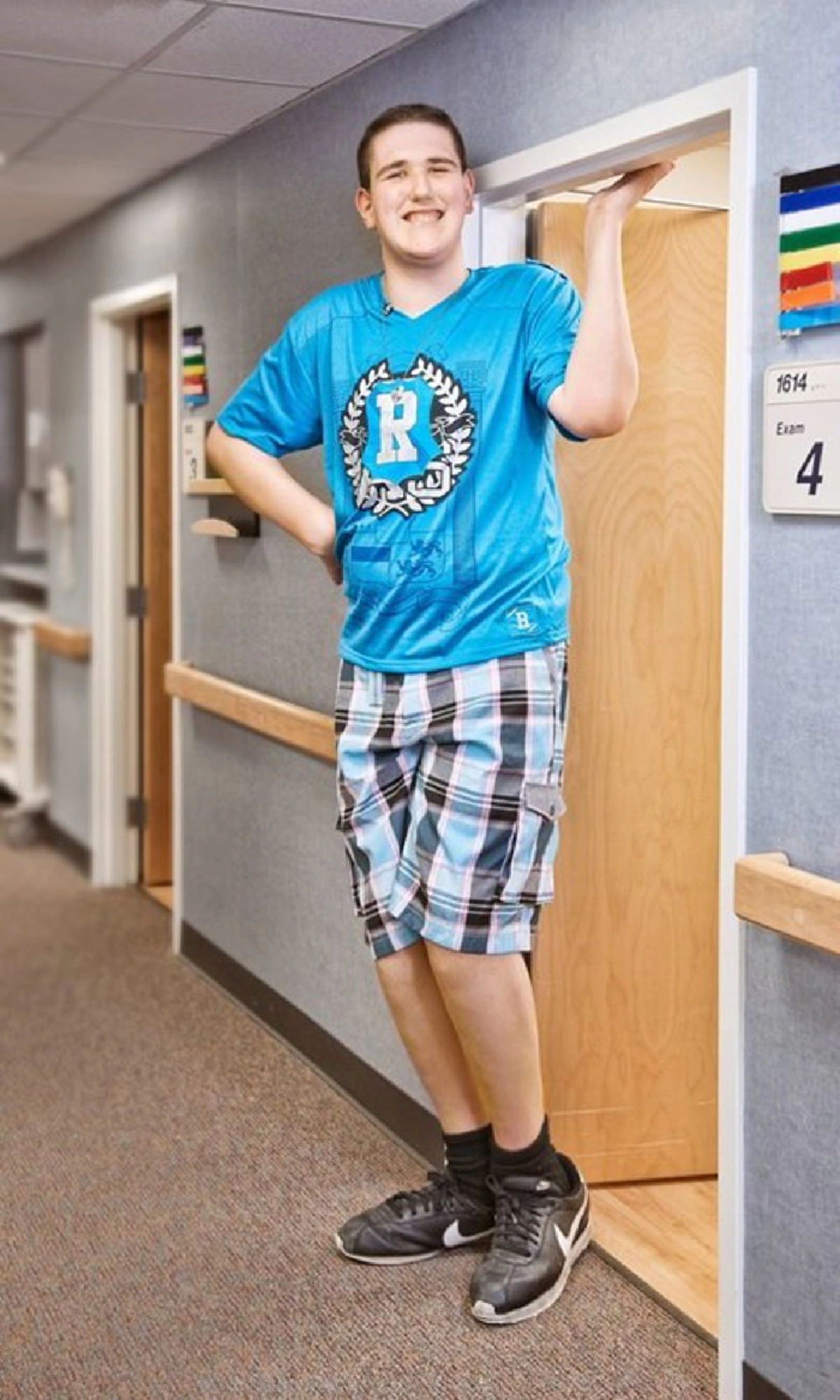 คนหรือยักษ์! วัยรุ่นมะกันวัยแค่ 19 ปี ทำสถิติสูงที่สุดในโลก 233 เซนติเมตร และยังมีแนวโน้มสูงได้อีกเรื่อยๆ (Thai/Eng)