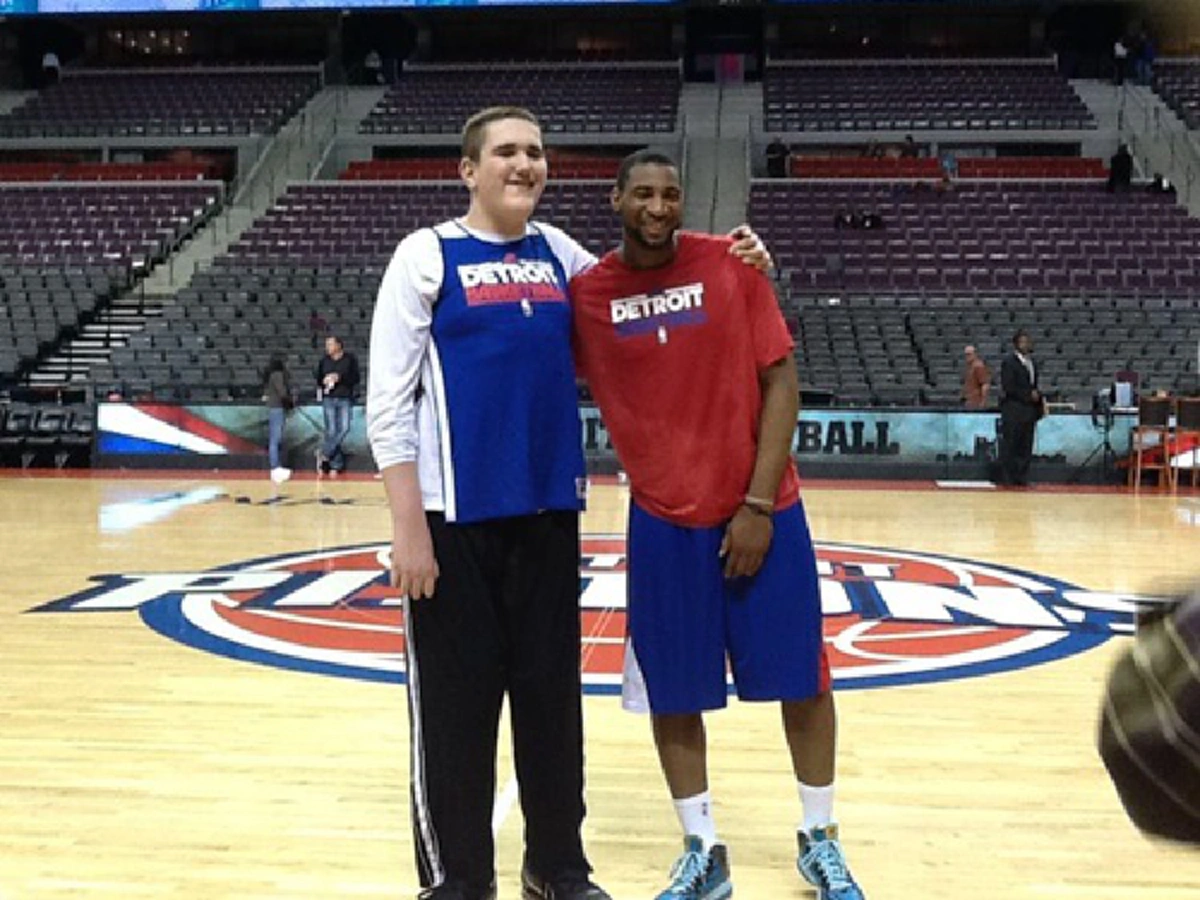 คนหรือยักษ์! วัยรุ่นมะกันวัยแค่ 19 ปี ทำสถิติสูงที่สุดในโลก 233 เซนติเมตร และยังมีแนวโน้มสูงได้อีกเรื่อยๆ (Thai/Eng)