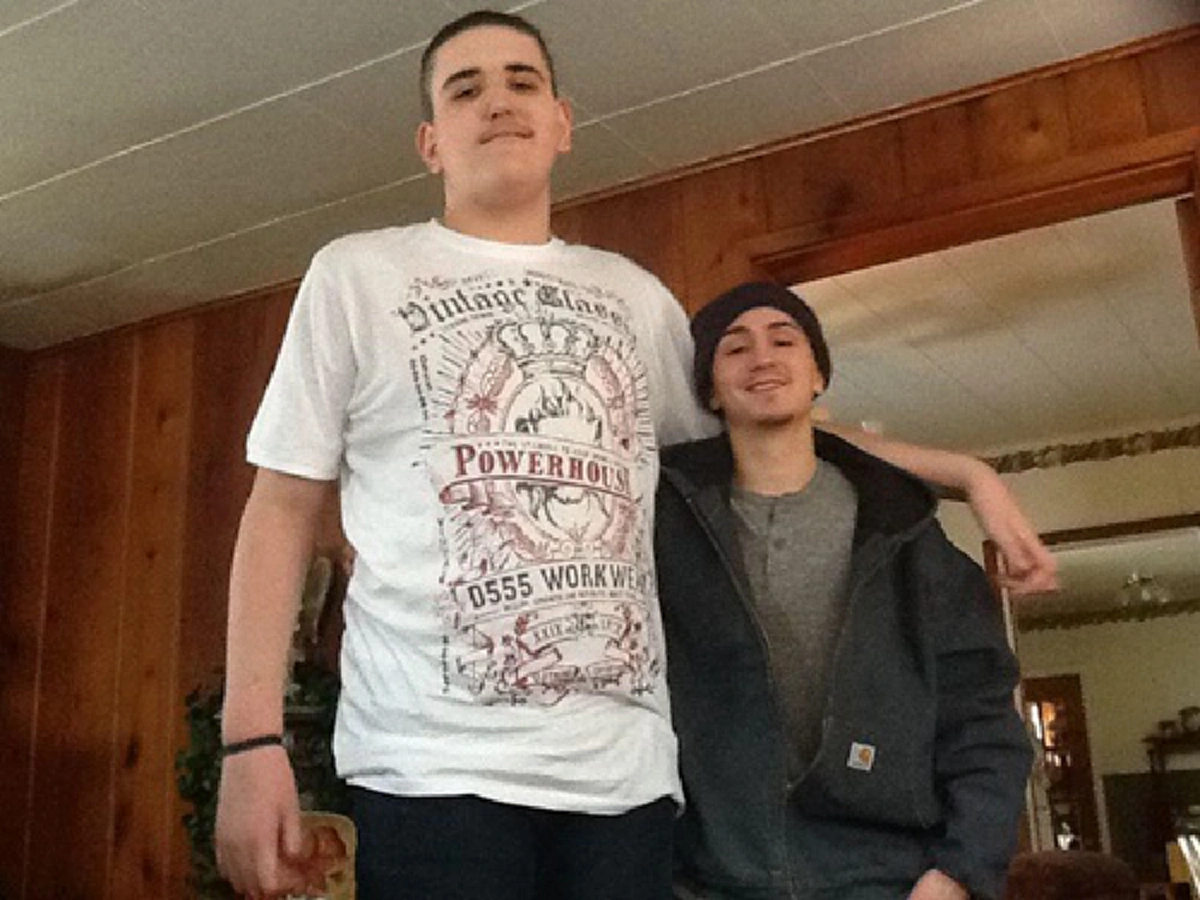 คนหรือยักษ์! วัยรุ่นมะกันวัยแค่ 19 ปี ทำสถิติสูงที่สุดในโลก 233 เซนติเมตร และยังมีแนวโน้มสูงได้อีกเรื่อยๆ (Thai/Eng)