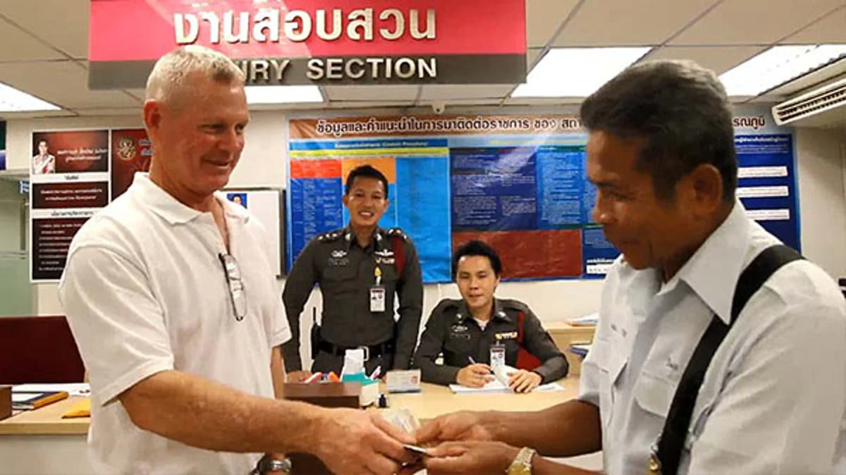 ปรบมือชื่นชมน้ำใจ ! แท็กซี่สุวรรณภูมิ ต้นแบบพลเมืองดี เก็บเงิน 5 แสนบาท คืนชาวออสเตรเลีย