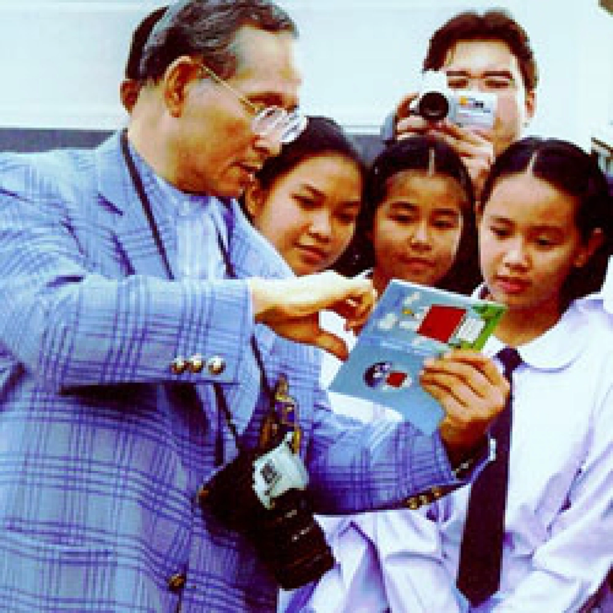 พระองค์ทรงยืนอยู่ตรงหน้ากลุ่ม แล้วทรงพระราชดำเนินถอยหลัง.. เผยบทความชั่วโมงสุดท้ายในการเรียน ครั้งได้เป็นลูกศิษย์ "ครูของแผ่นดิน"
