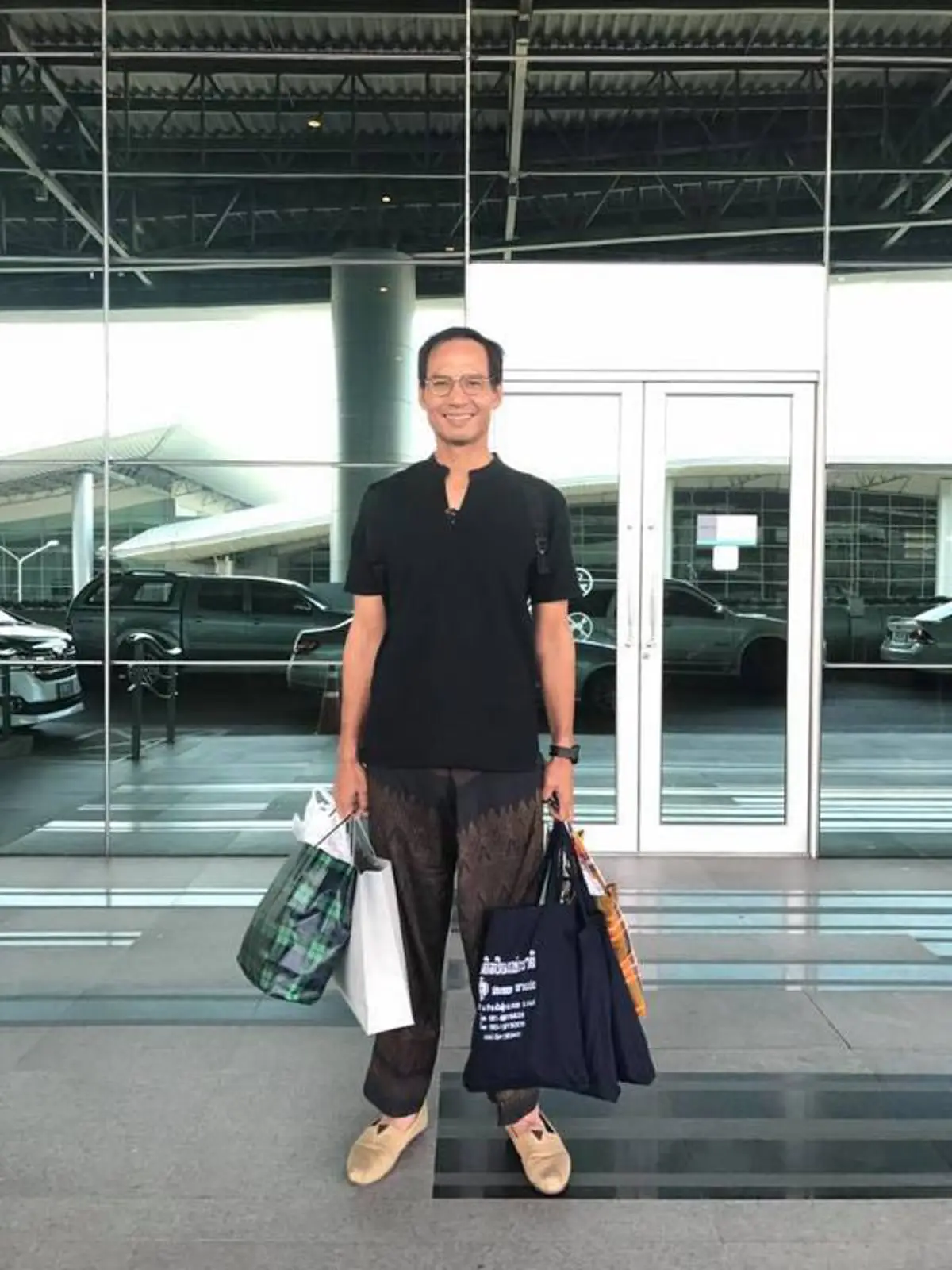 ขอเชิญรับรางวัล..สามีดีเด่นปี 59 !! บอกเลยโมเมนต์นี้ของ "กรณ์ จาติกวณิช" อดีตรมว.คลัง ถือเป็นภาพที่หาไม่ได้อีกแล้ว แถมคนถ่ายก็เป็นคนใกล้ตัว